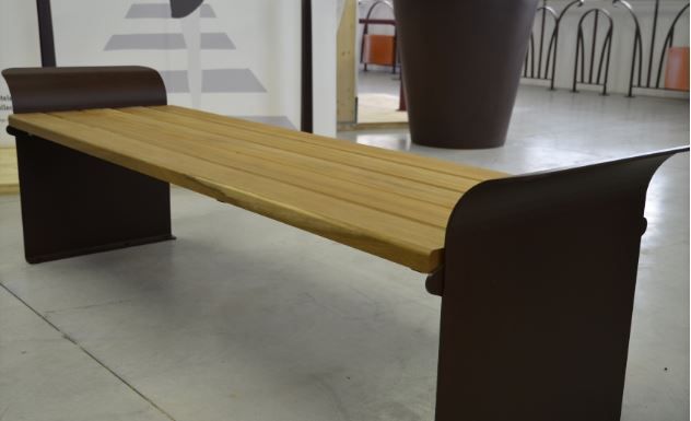 Banquette urbaine en acier et bois Esquirol - personnalisable avec découpe laser ou sérigraphie couleur_1