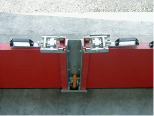 Barrière de rétention actionnée manuellement par une seule personne