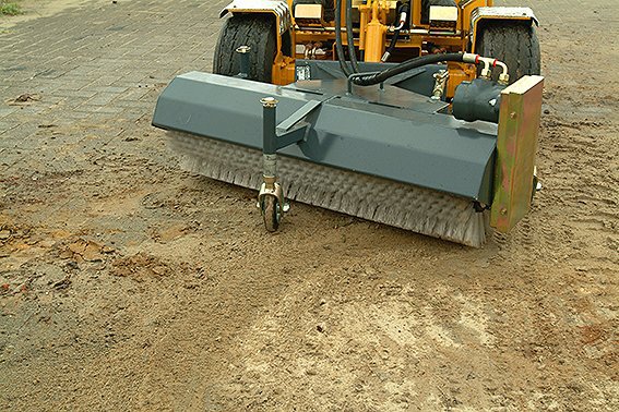 Brosse de nettoyage rotative RM 2x4/RM 4x4 - Knikmops Rollmops - largeur 1 m et rotation bidirectionnelle_1