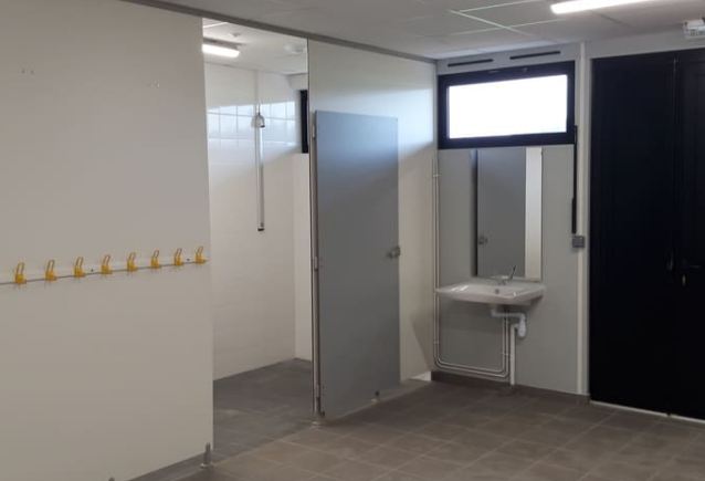 Vestiaire sportif avec façade en tôle - réalisation sur mesure_1