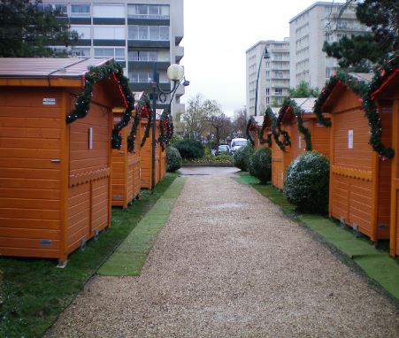 Chalet en bois pliable authentique - Montage rapide pour marchés de Noël - Personnalisable depuis 1996_1
