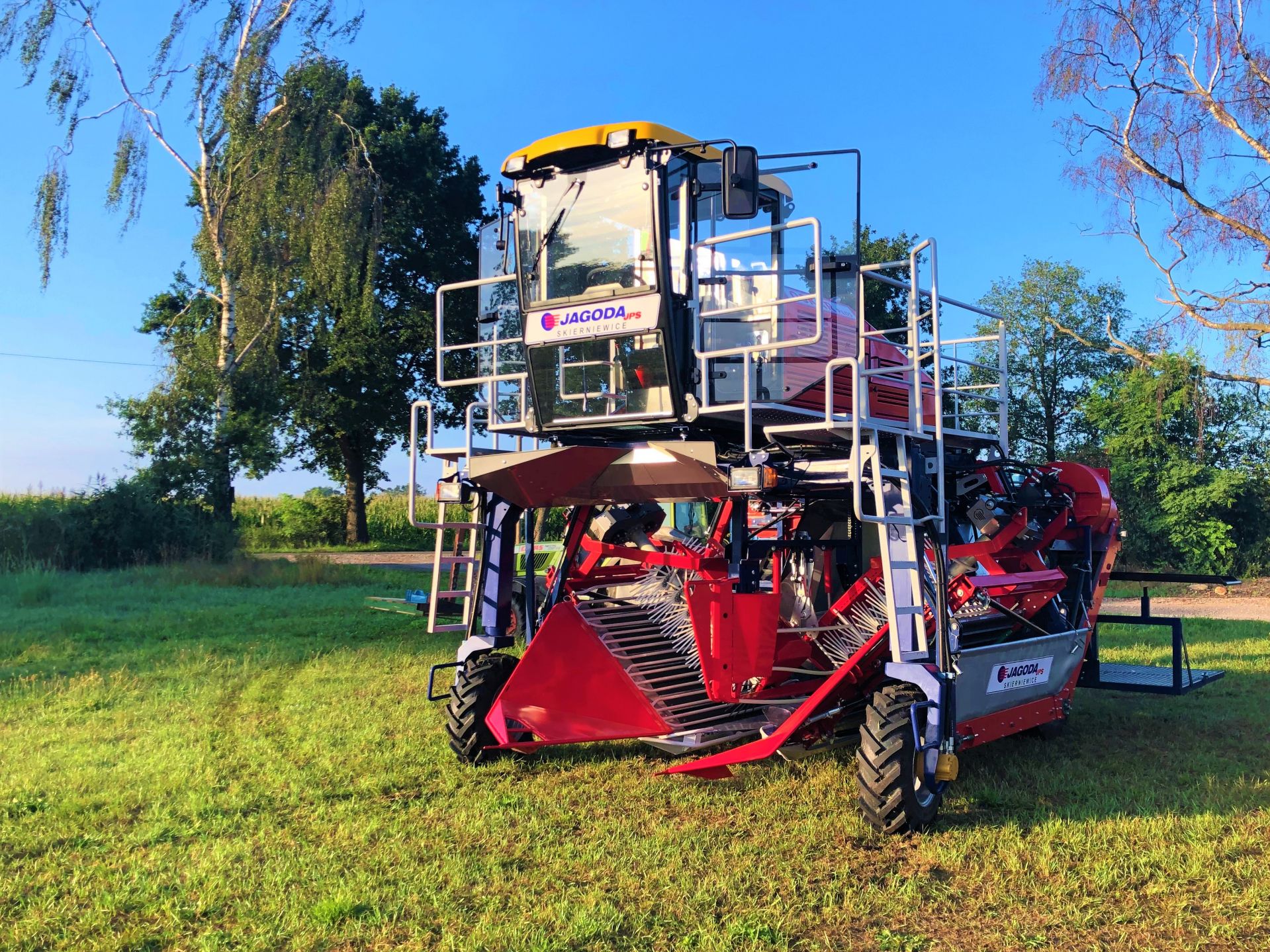 Récolteuse automotrice de baies OSKAR 4WD - Jagoda JPS - Productivité 0,5 ha/h - Précision jusqu'à 98% - Moteur Doosan 74 CV_2