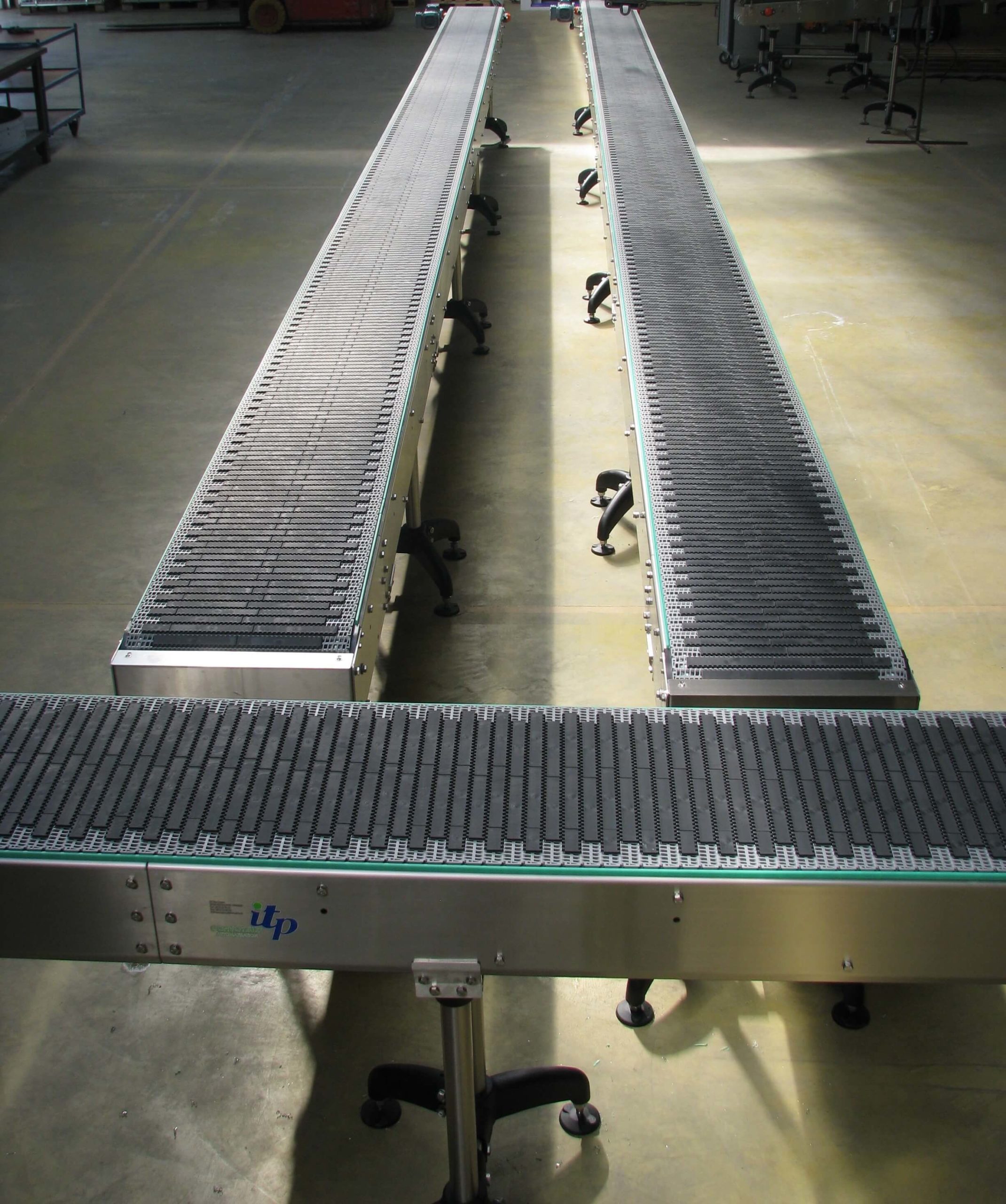 Convoyeur à tapis modulaire - rectiligne pour  le transport de produits sans changement de direction avec ou sans accumulation_1