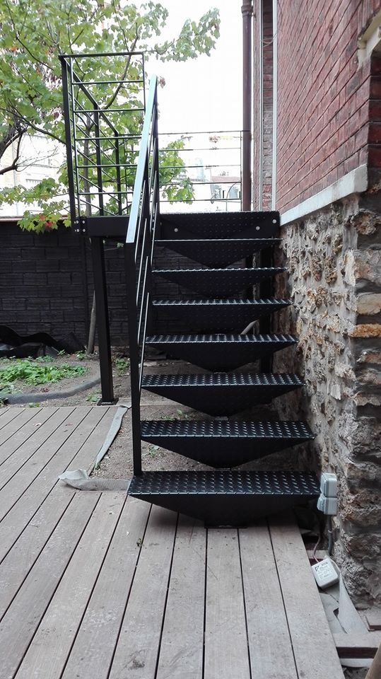 Escalier droit acier avec plateforme_1