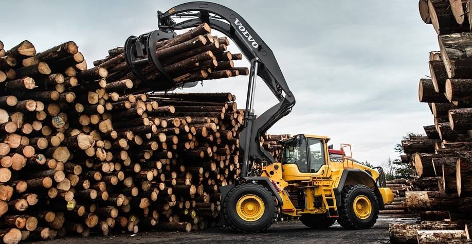Machine Volvo L180H High-Lift pour manutention de grumes