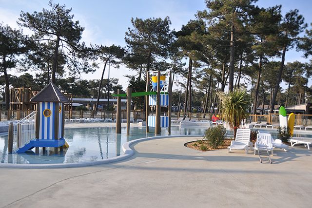 Pataugeoire - Structure de jeux thème marin avec cabane toboggan et arbre à seau géant - Marque Aquadrolics_1