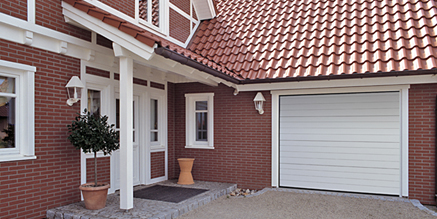 Porte de garage sectionnelle CLASSIC - motorisée, ouverture plafond, panneaux sandwich, portillon et hublot, isolation thermique, étanche à l'air_1