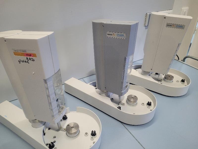 3 autosamplers / passeurs de chromatographe VARIAN / BRUKER CP-8400 pour pièces_1