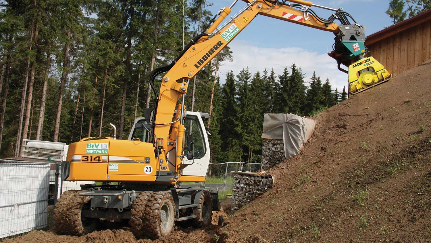 Plaque vibrante adaptable pour pelle 12-25 tonnes - Ammann France - APA 75/74, puissance et robustesse_1