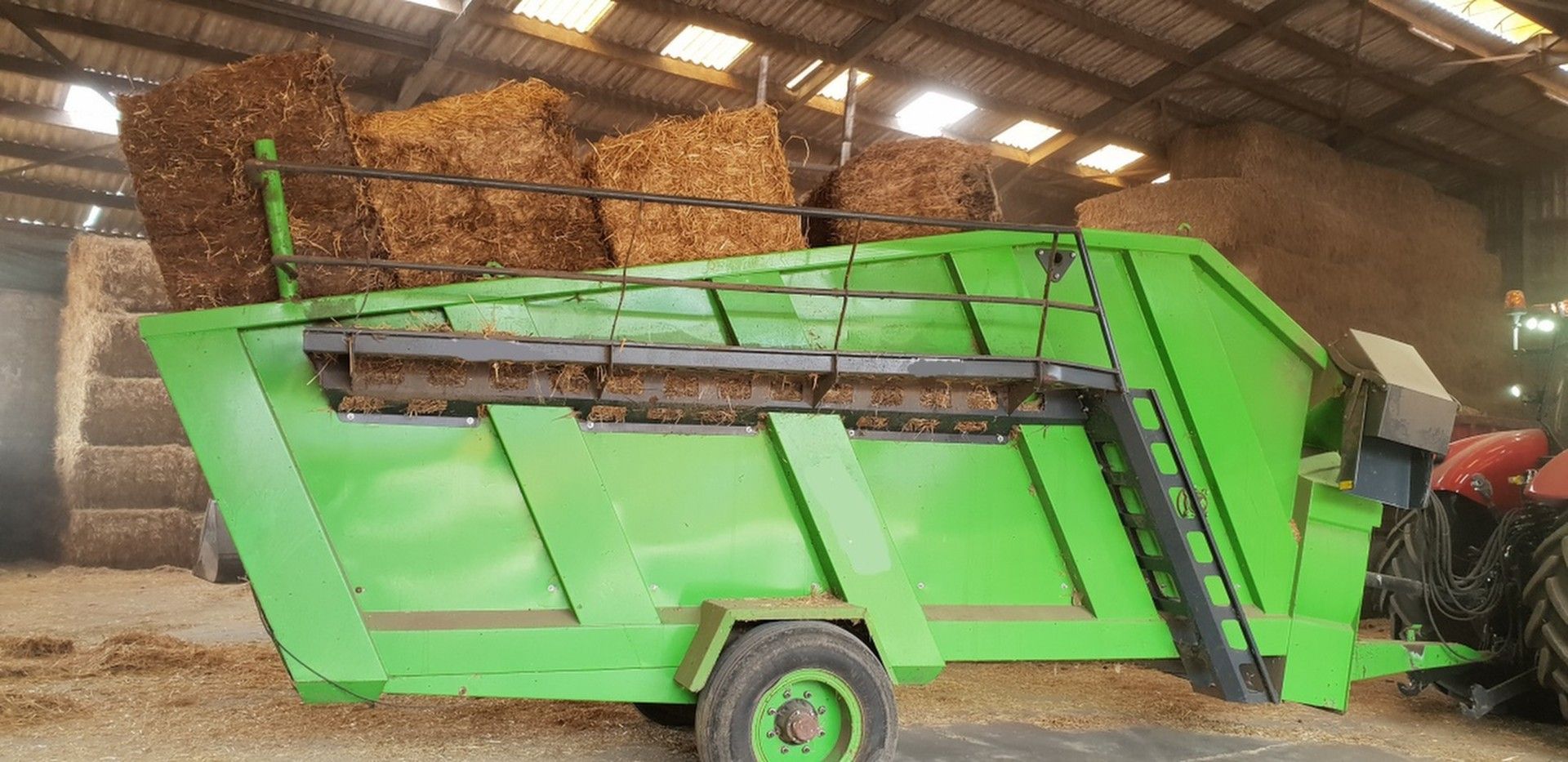 Bizon pailleuse remorque agricole - Juraccessoire - 4 bottes carrées de 90cm ou 5 de 70cm en 5 min - projection jusqu'à 18m_1