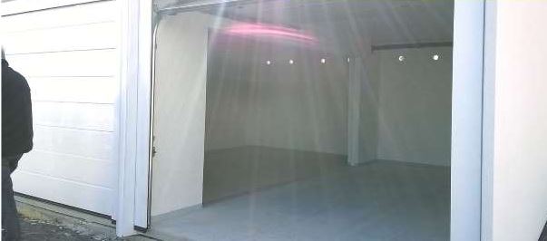 Garage double béton / toit plat / porte sectionnelle verticale / blanc_1