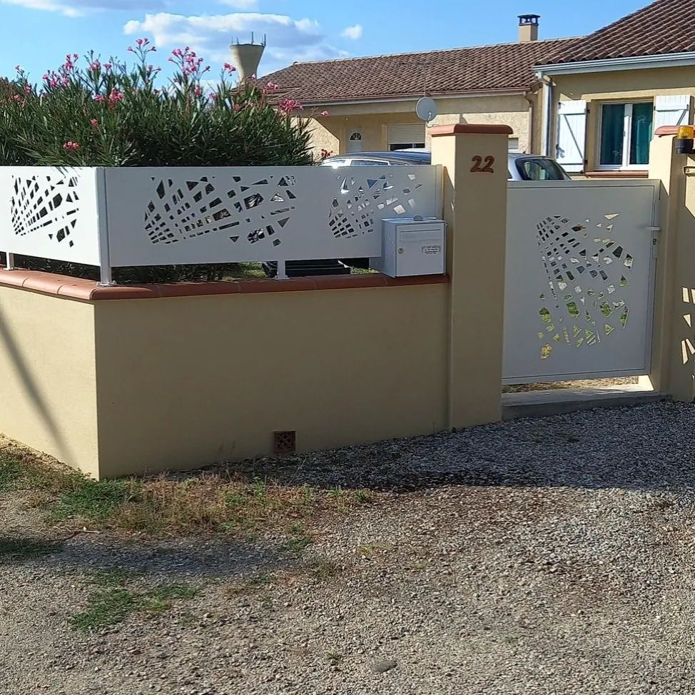 Clôture métallique sur murette - acier thermolaqué avec découpe laser - BB Metal Creation_1