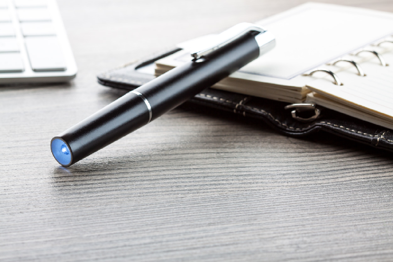 Lampe flash publicitaire en forme de stylo - Livrée avec piles bouton LR41 - Couleur noire_1