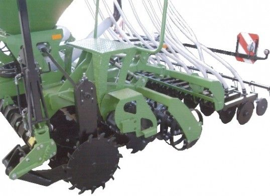 DSK 3000 Compact - semoir agricole Damax SRL - largeur de travail 3.00 m - versions bottine, disque simple et double_1