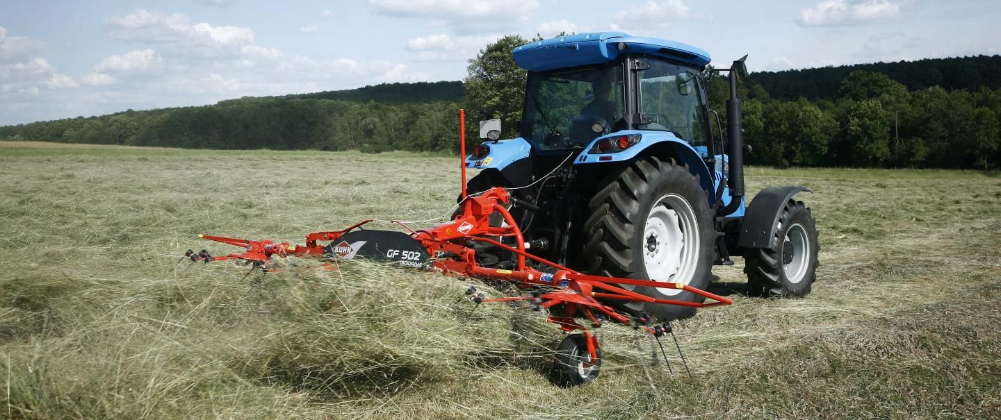 Machine de fanage KUHN série GF 102 pour petites exploitations