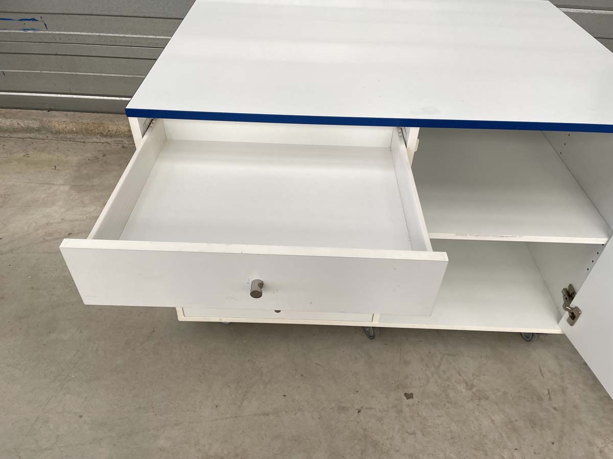 Meuble d'occasion de laboratoire sur roulettes avec tiroirs et placard - P21091172_1