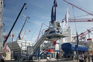Vue d'ensemble de la centrale à béton Euromix 60 et ses trémies en croix