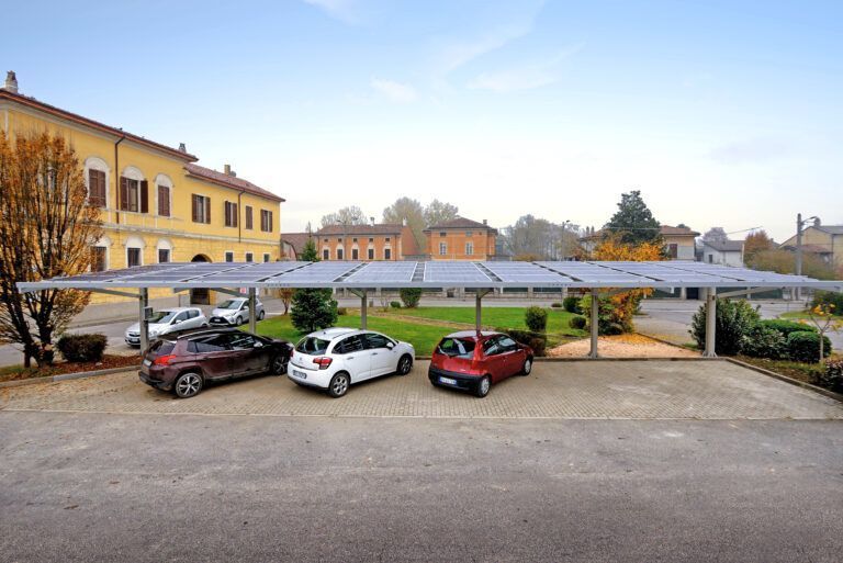 Ombrière photovoltaïque aluminium_Porte à faux - GIULIO BARBIERI_1