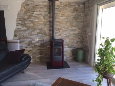 Poêle à granulés MONIA - finition acier bordeaux - 2.6kW à 8.5kW - installé à Roquevaire (13)_1