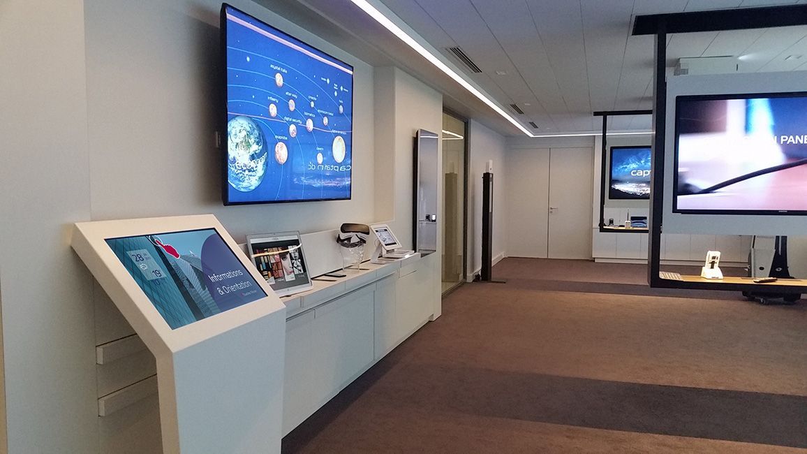 Borne indoor interactive 3D - modèle Marina - ViaDirect avec écran 32 ou 43 pouces haute luminosité_1