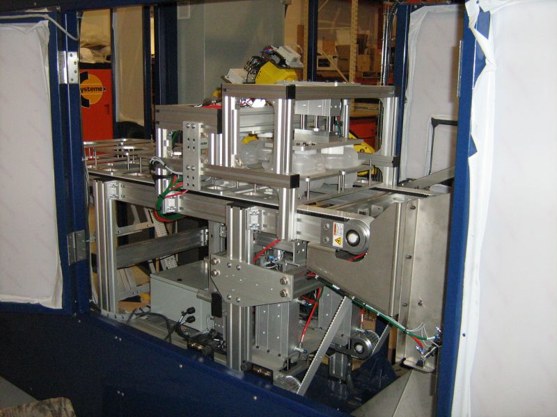 Cellule robotisée - Systemex - tests de fuites pour réservoirs de liquide de refroidissement_1