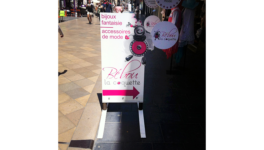 Chevalet publicitaire PANO Nice - Large choix en bois, aluminium ou PVC, personnalisable_1