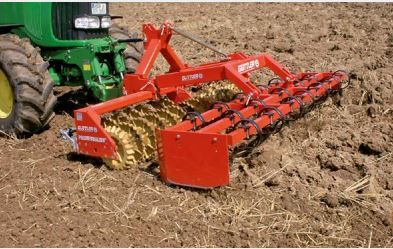 Rouleau tasseur avant polyvalent pour forte terre non collante