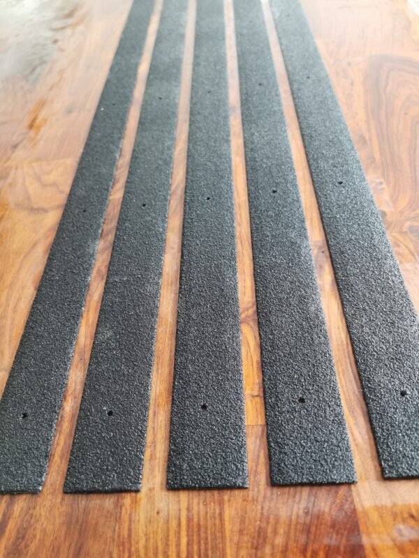 Bande antidérapante à visser, pré-percée - Adaptable à tous supports - Divers formats disponibles_1