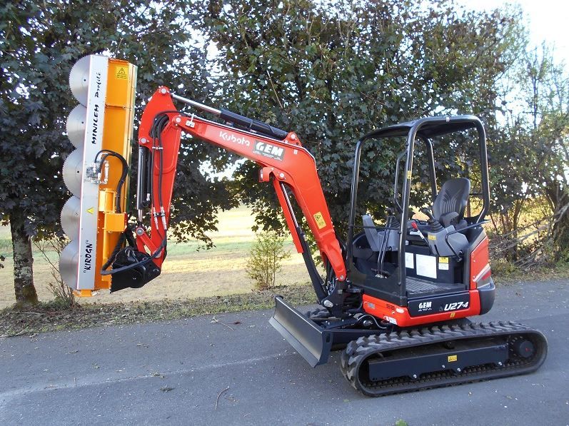 Outil de taille hydraulique pour minipelle avec orientation 90°