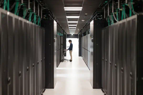 Aruba Networking CX 6200M 24G Class4 PoE 4SFP+ Switch_1