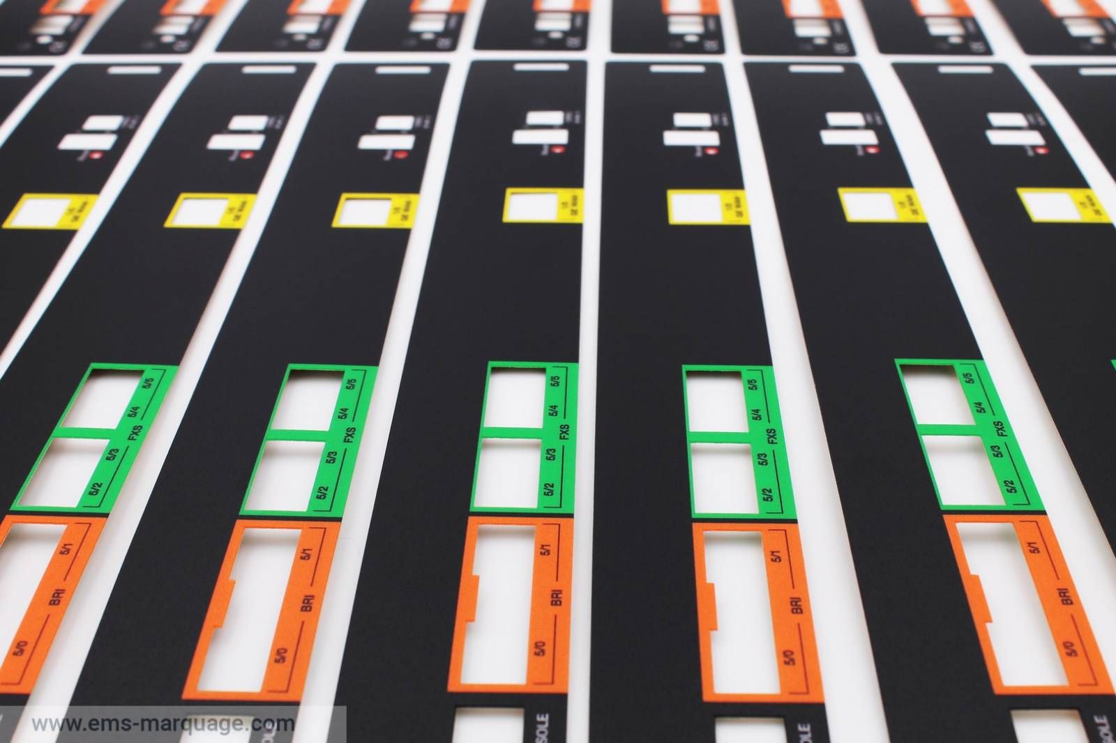 Impression sérigraphie - EMS Marquage - Face arrière de boîtiers électroniques avec adhésif 3M_1