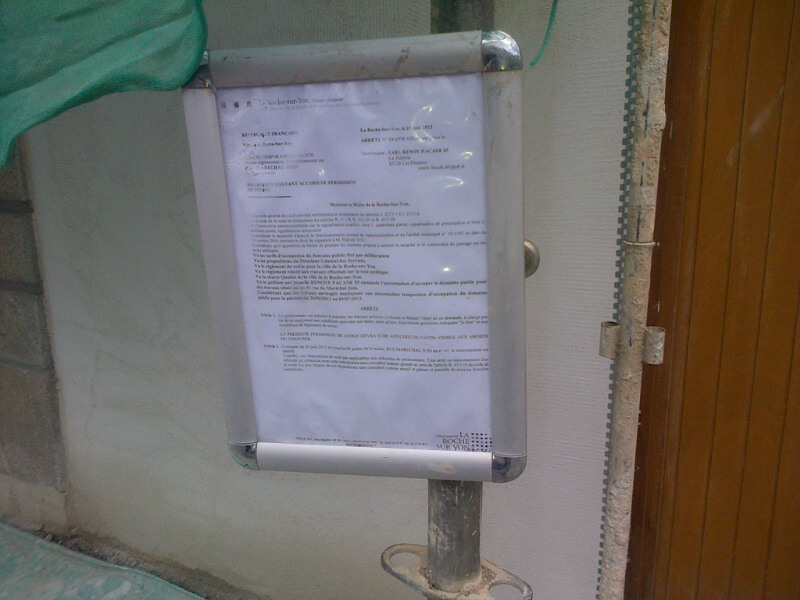 Panneau d'affichage mobile compatible avec supports jusqu'à 82 mm de diamètre