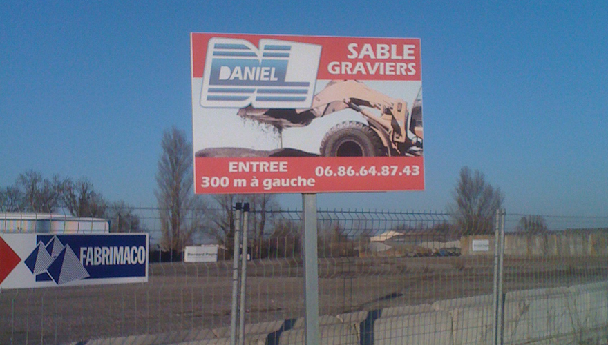 Pré-enseigne publicitaire - Signalétique sur mesure pour commerces et services à proximité des routes_1
