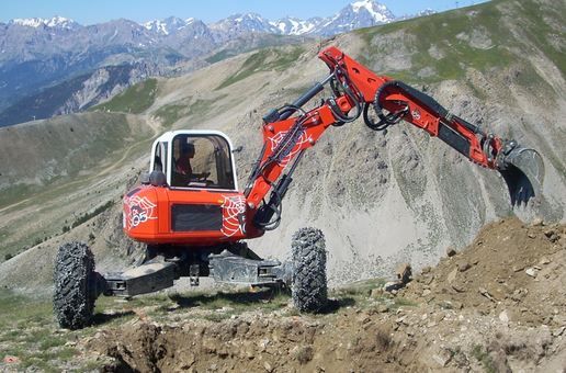 R105L - Pelle araignée robuste avec moteur 140 Hp et bras à longue portée_1