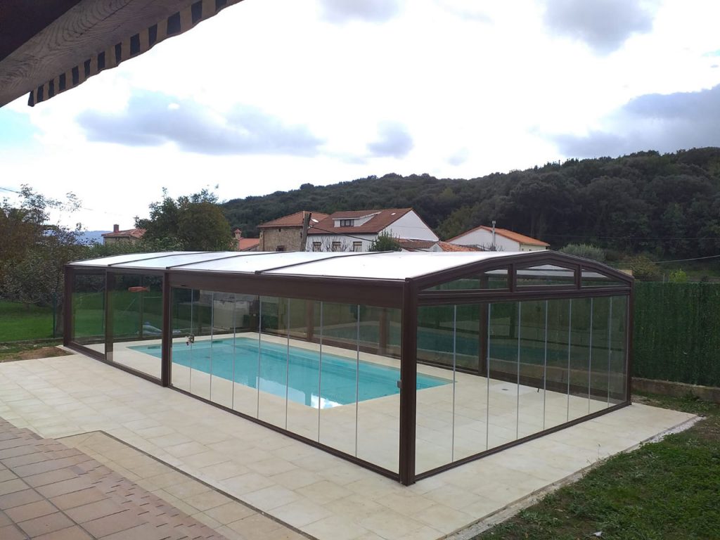 Abri piscine haut propre et transparent - GALAXIAS - Portes coulissantes vitrées et structure aluminium haute qualité_1
