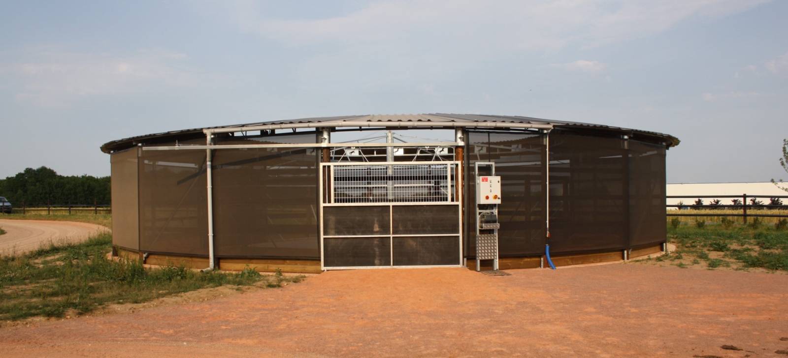 Marcheur CTL circulaire, semi couvert pour 4 à 8 chevaux - Modèle à lisses ajourées_0