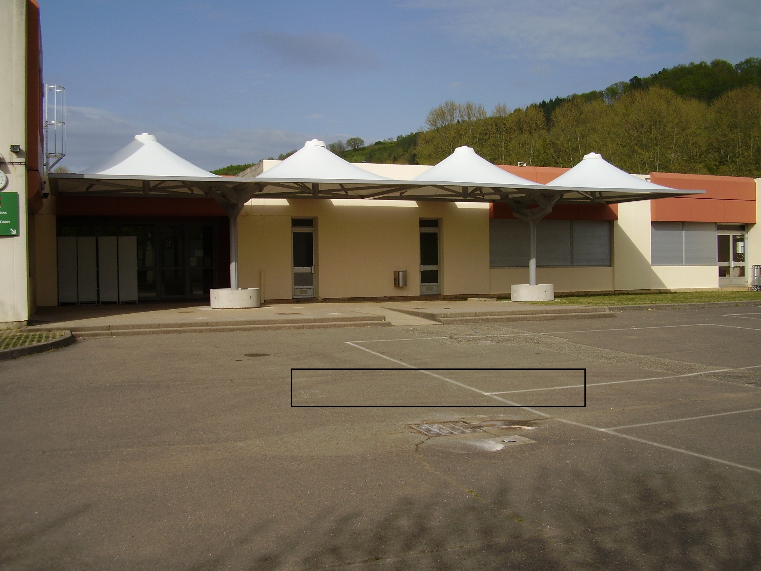 Préau en toile avec structure de 50 m² sur un seul poteau central -  DUO_2