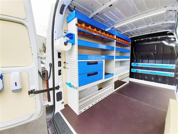 Fourgon travaux publics équipé d’un plancher antidérapant en bois