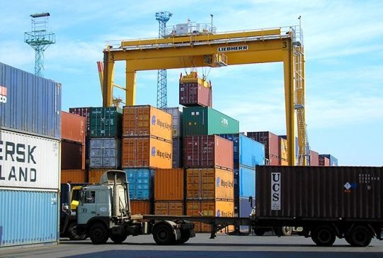 Grue portuaire - Liebherr - Portique de stockage sur pneus avec construction rigide et options de productivité_1