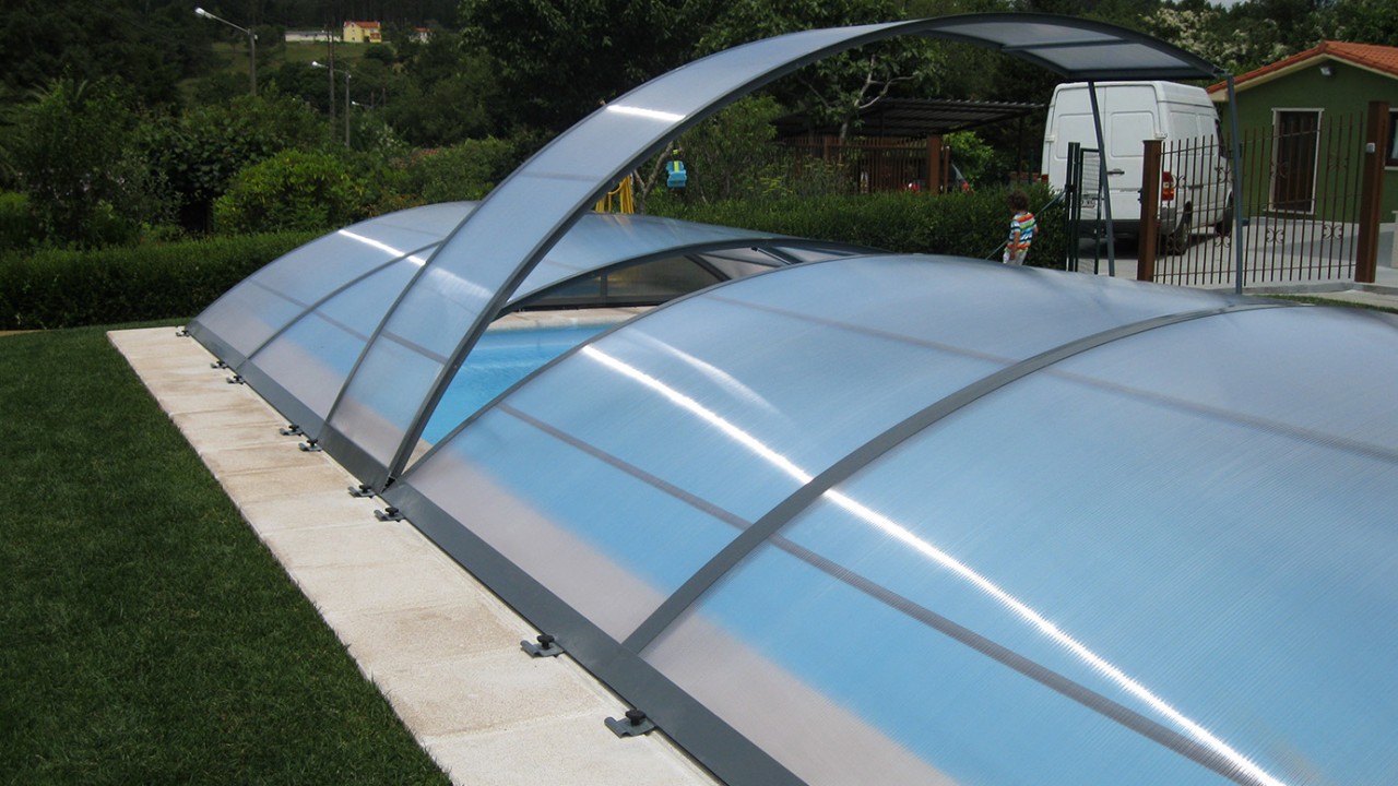 Abri piscine bas Lanzarote - polycarbonate, lignes modernes et modules indépendants_1