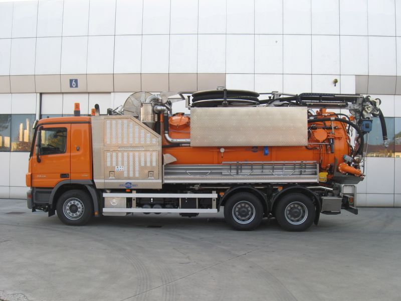 Système Cappellotto avec cloison déplaçable et pompes haute pression pour hydrocureur