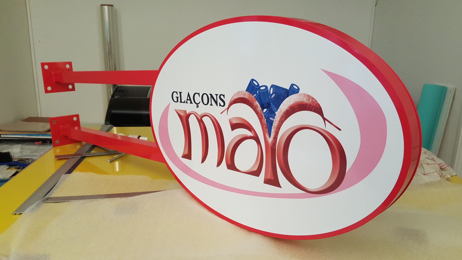 Enseigne drapeau - fabrication sur mesure - recto verso, lumineux ou non lumineux_0