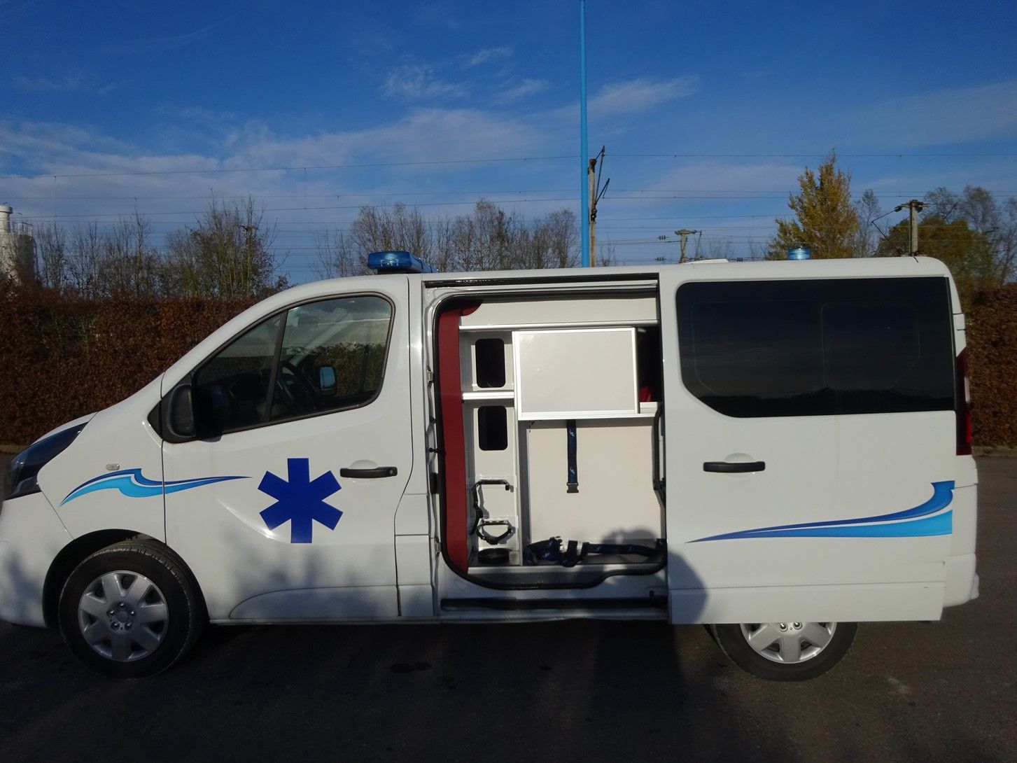 Vue latérale de l'ambulance Opel Vivaro L1H1