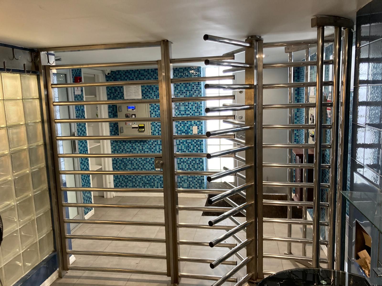 Tourniquet inox 304L pour piscine ou extérieur - Contrôle d'accès avec modes mécaniques et électroniques_1