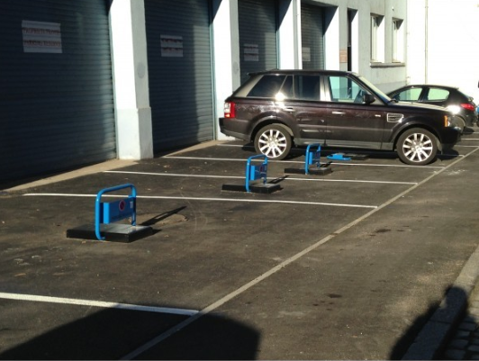 Barrière de parking autonome FLOPARK - Référence B3380009 - Télécommande - Autonomie 6 mois - Fabriqué en France_1