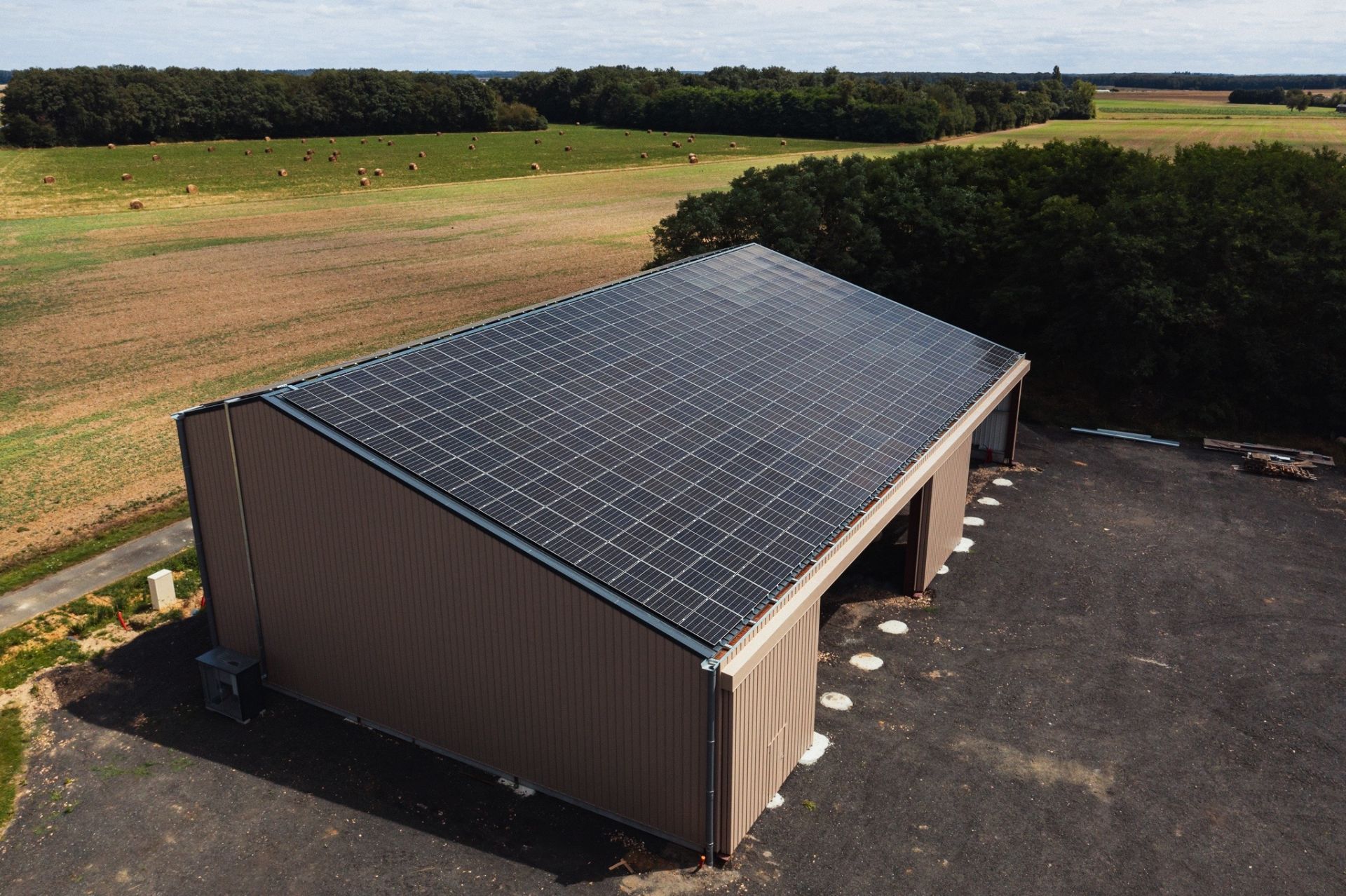 Hangar photovoltaïque pour stockage sans poteau intermédiaire