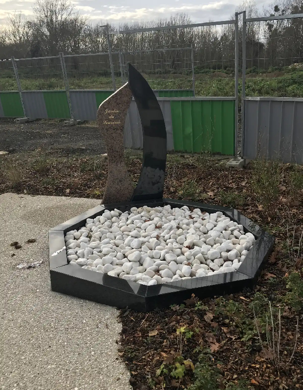 Jardins du souvenir - Les Stèles - Stèle lumière / arbre de vie en granit massif_1