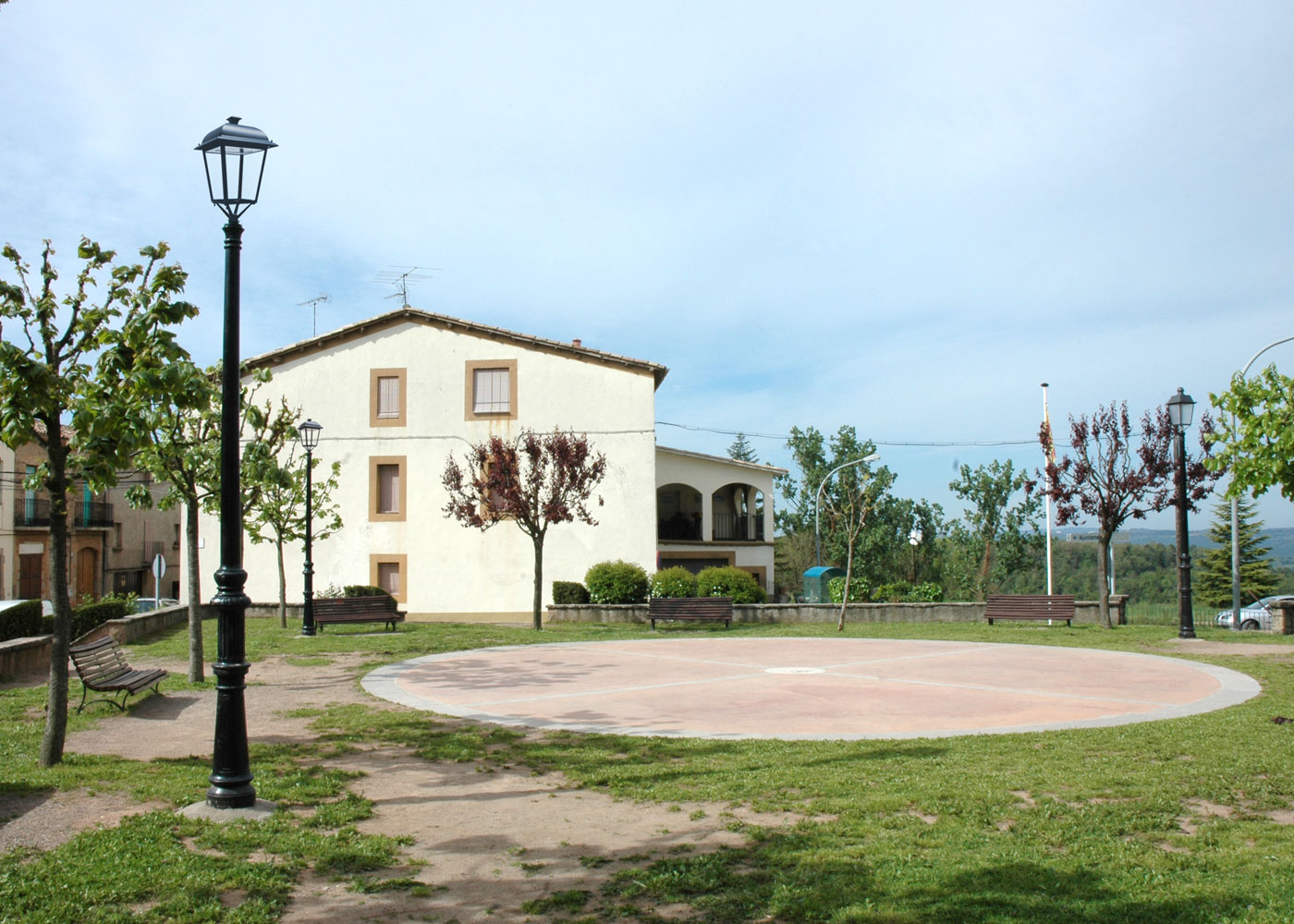 Mât Naranjo ICNA36+ILNA - base en fonte - finition noir mat - pour quartiers résidentiels et zones piétonnes_1