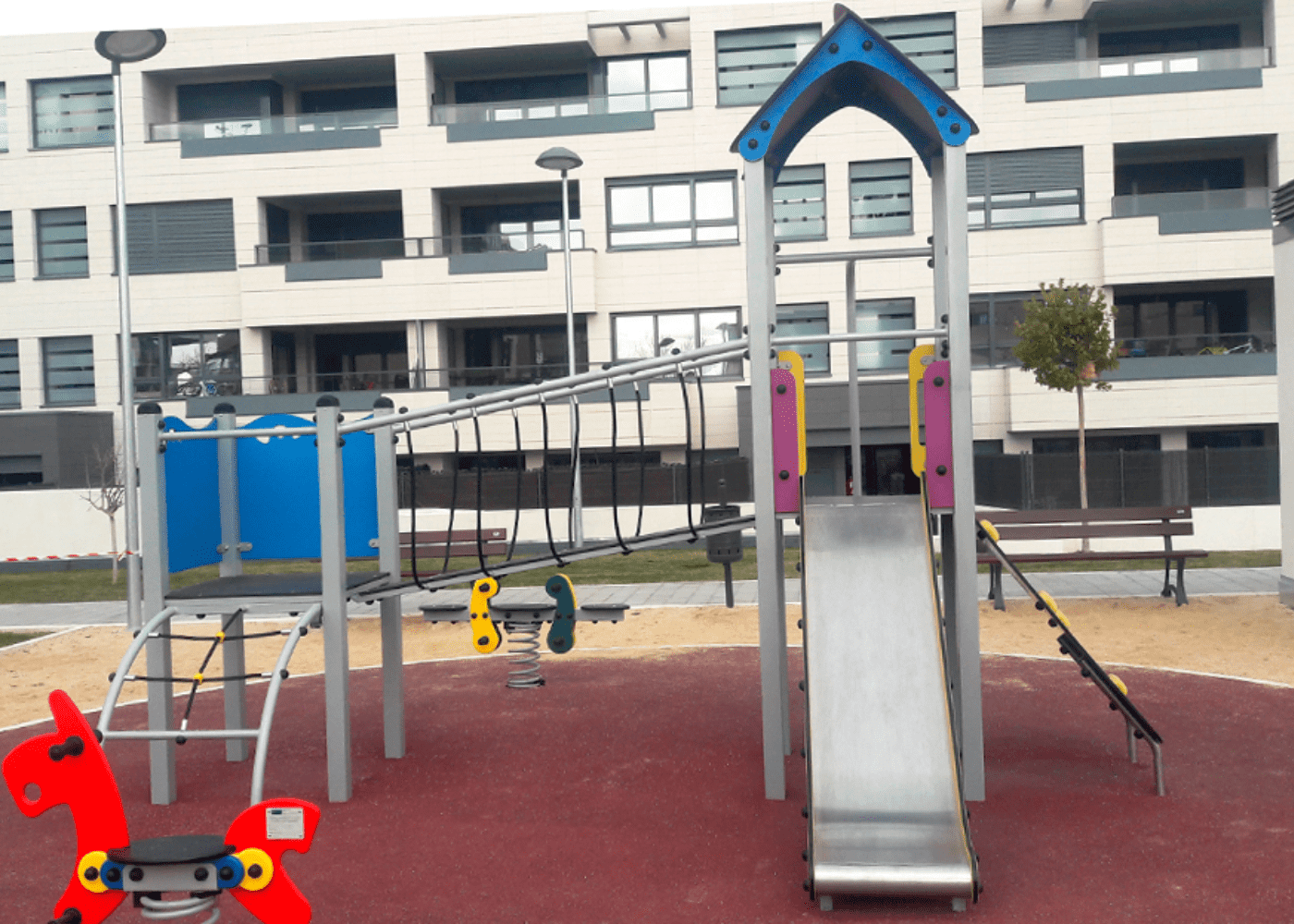 Structure de jeu Artic Plus 2 JPVAP02 - métal, panneaux ECOPLAY et filets anti-vandalisme_1