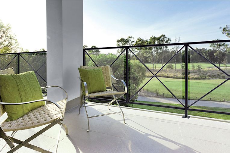 Balcon et rampe régence - Main courante haute et lisse basse - Rosace diamètre 100 - Panneau Makrolon transparent 6mm_0